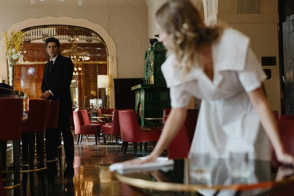 Découvrez comment réaliser des crêpes Suzette flambées à l"orange : recette savoureuse et astuces !